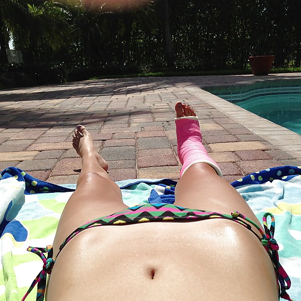 Bikini - Leg Cast #32317374