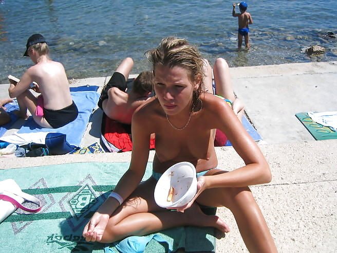 Bionda in topless sulla spiaggia
 #29070726