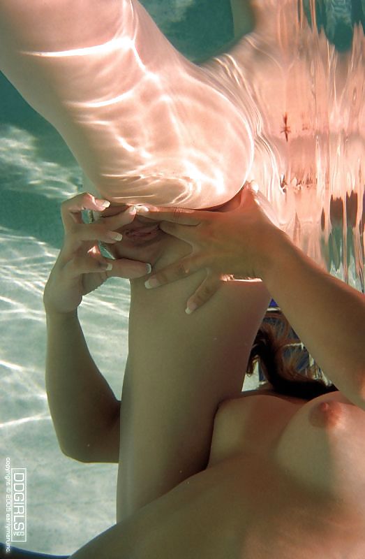 Underwater - lesbian
 #26097068