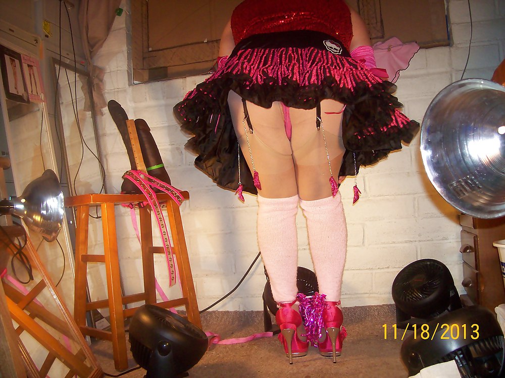 Tgirl bbc slut prende in giro il bbc di Carl in slutty showgirl outfit
 #23446169