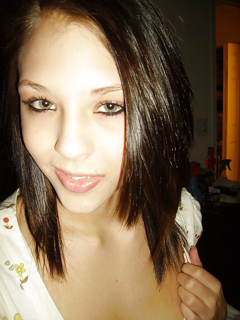 Fotos robadas - morena posando frente al espejo
 #35915917