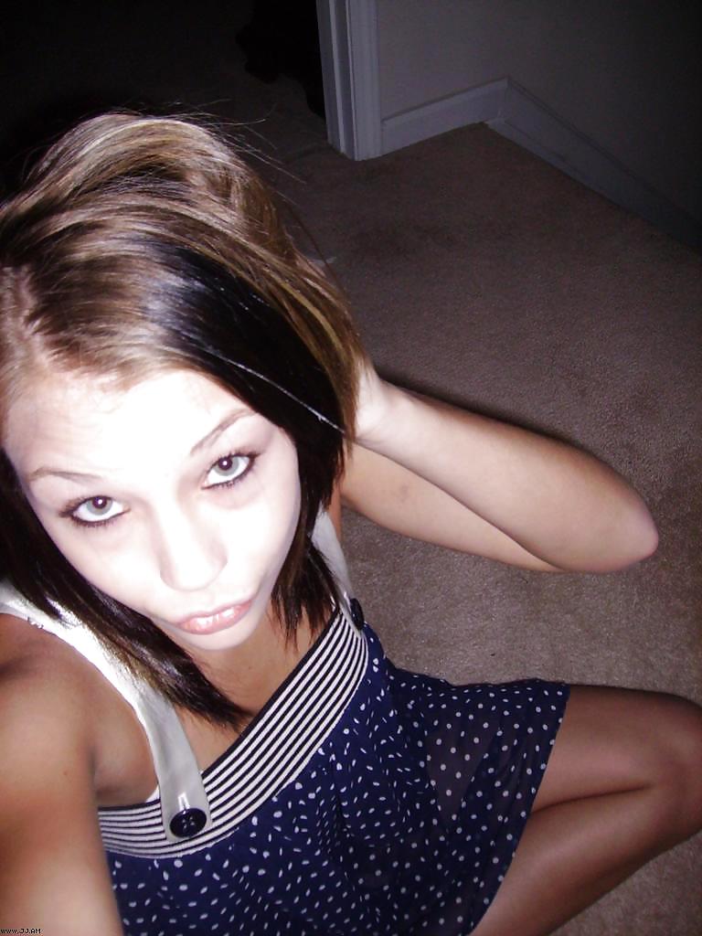 Fotos robadas - morena posando frente al espejo
 #35915924