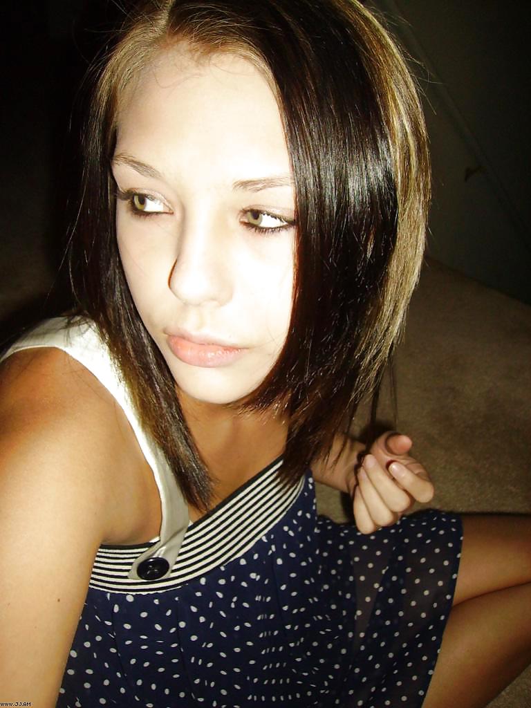 Fotos robadas - morena posando frente al espejo
 #35915931