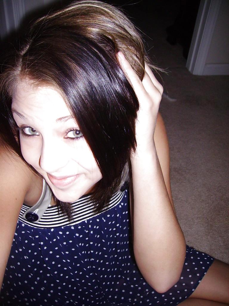 Fotos robadas - morena posando frente al espejo
 #35915941