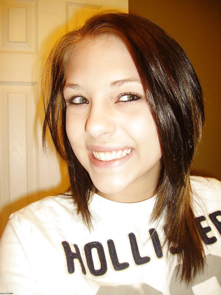 Fotos robadas - morena posando frente al espejo
 #35915953