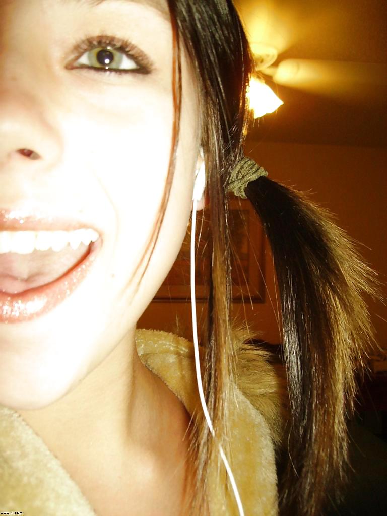 Fotos robadas - morena posando frente al espejo
 #35915960