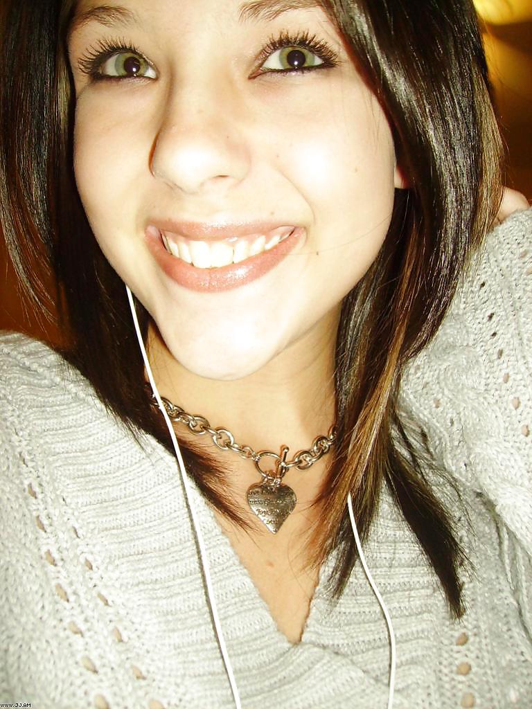 Fotos robadas - morena posando frente al espejo
 #35915978