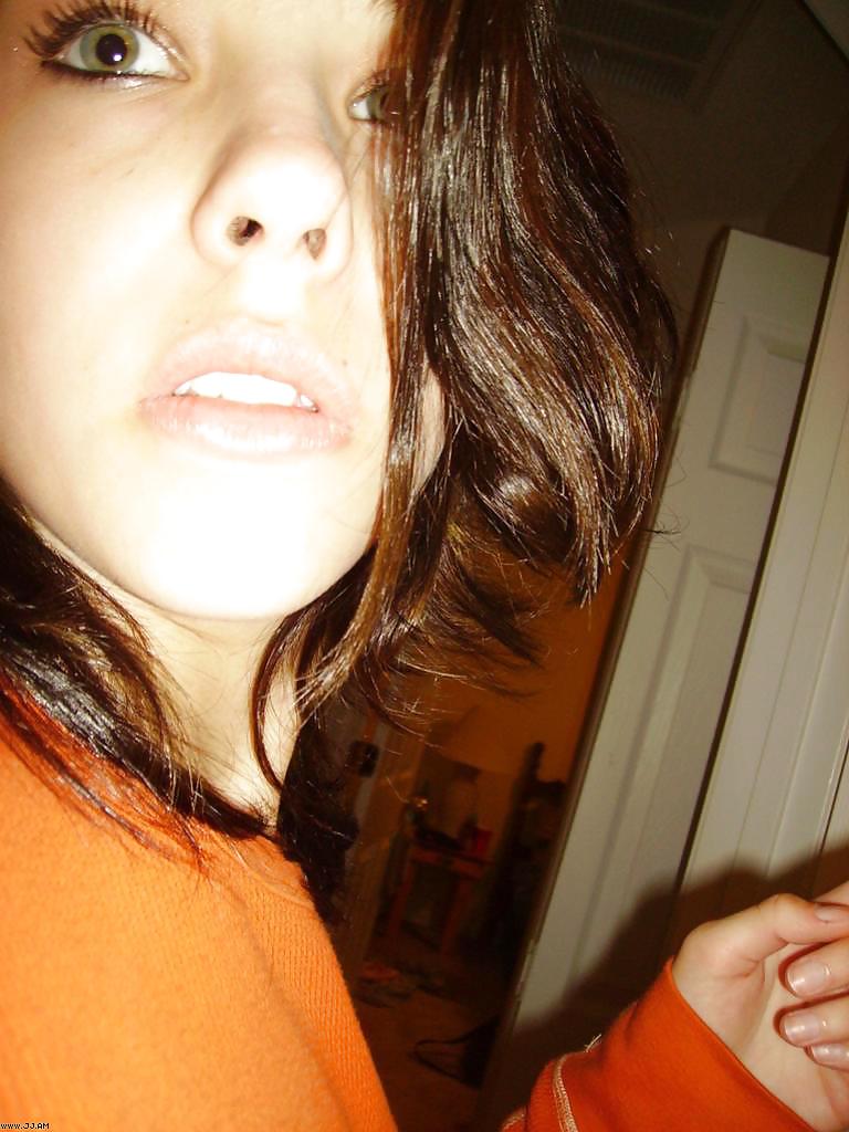 Fotos robadas - morena posando frente al espejo
 #35915986