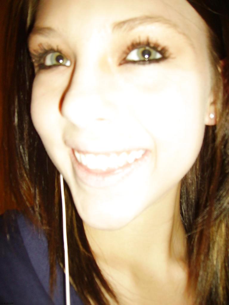 Fotos robadas - morena posando frente al espejo
 #35915991