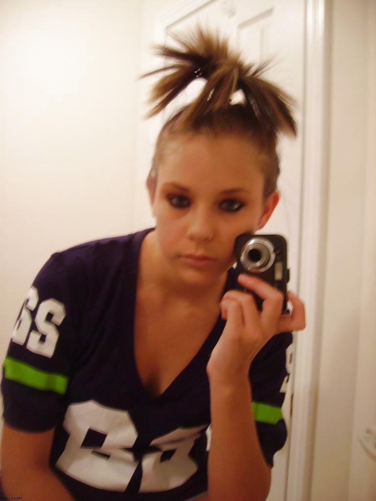 Fotos robadas - morena posando frente al espejo
 #35915994