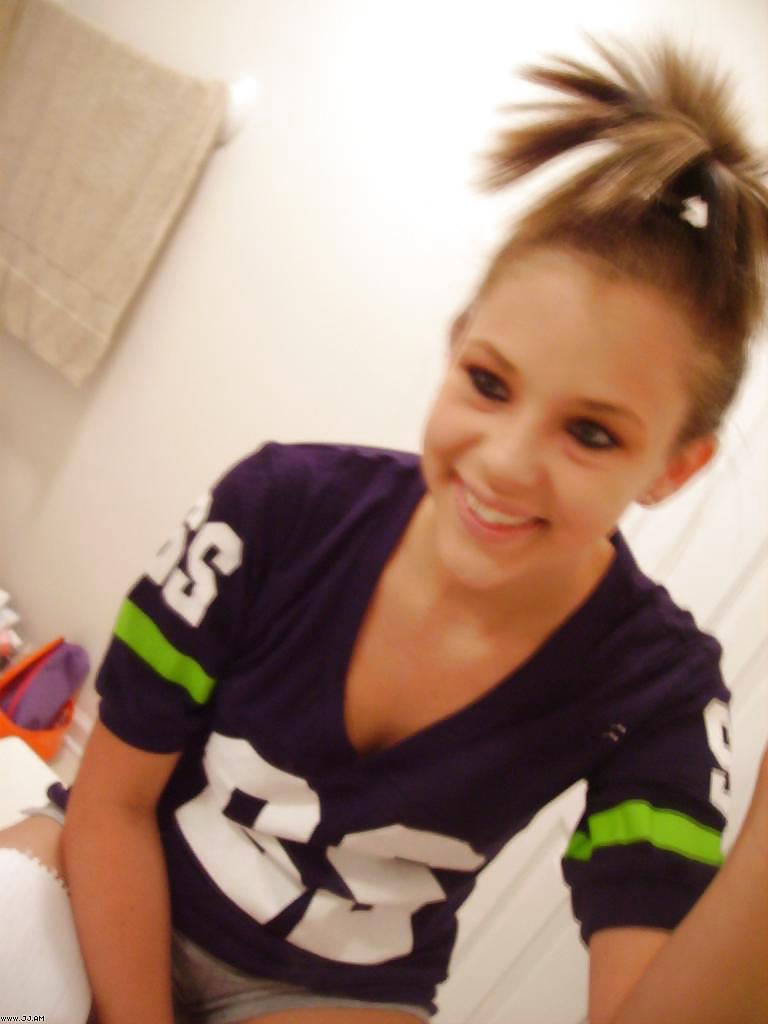 Fotos robadas - morena posando frente al espejo
 #35915995