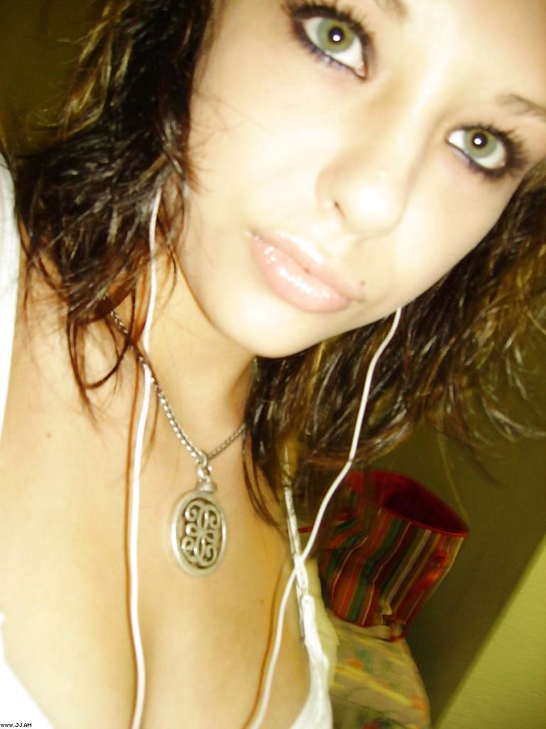 Fotos robadas - morena posando frente al espejo
 #35915998