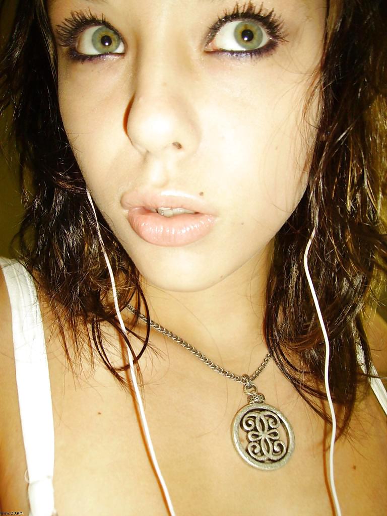 Fotos robadas - morena posando frente al espejo
 #35916002