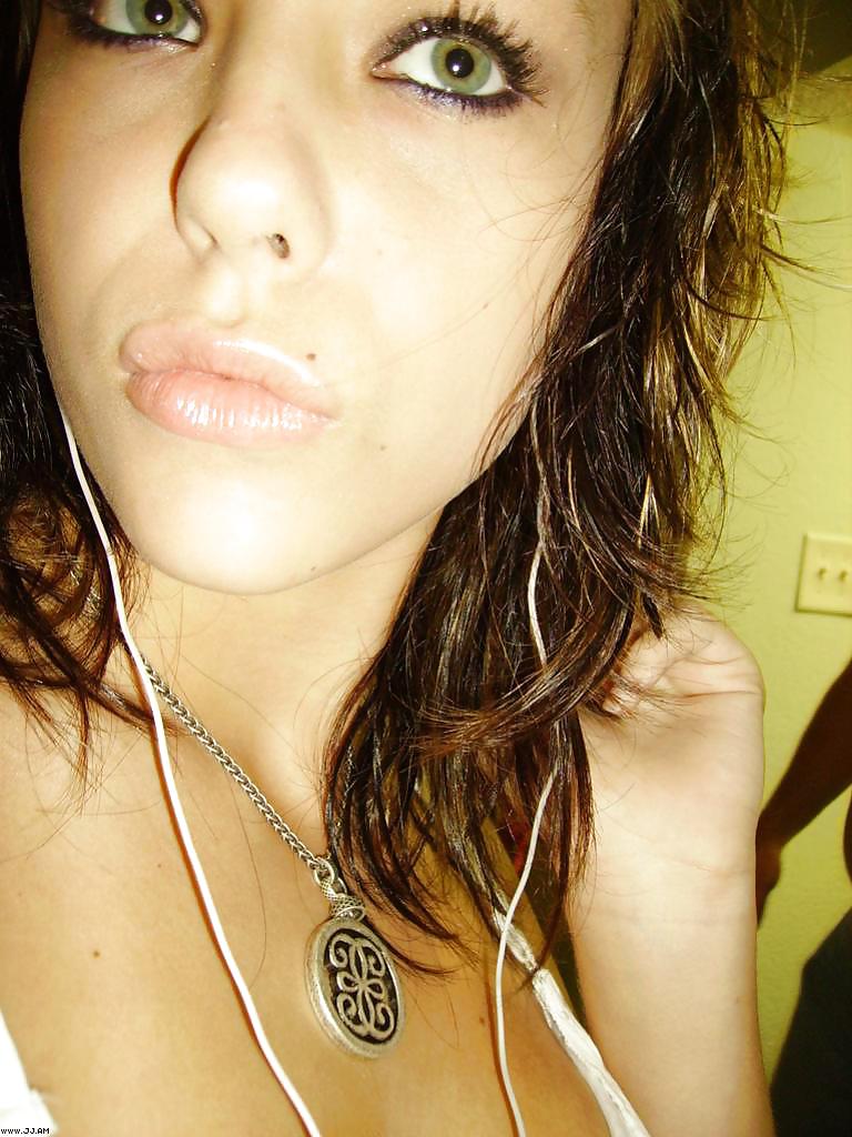 Fotos robadas - morena posando frente al espejo
 #35916015