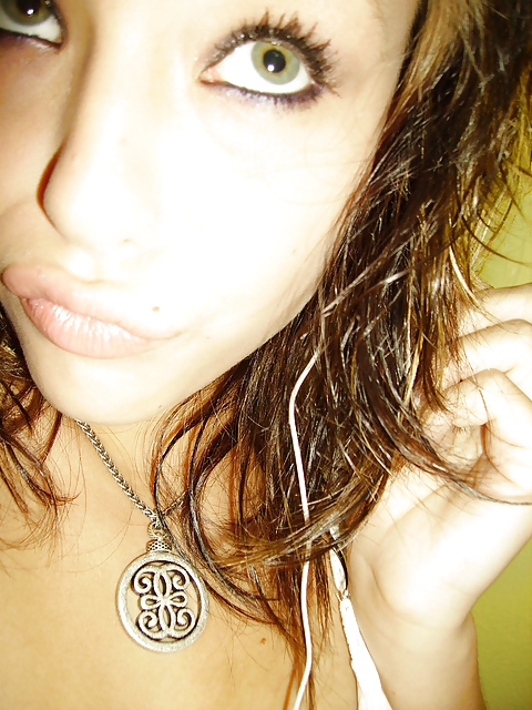 Fotos robadas - morena posando frente al espejo
 #35916021