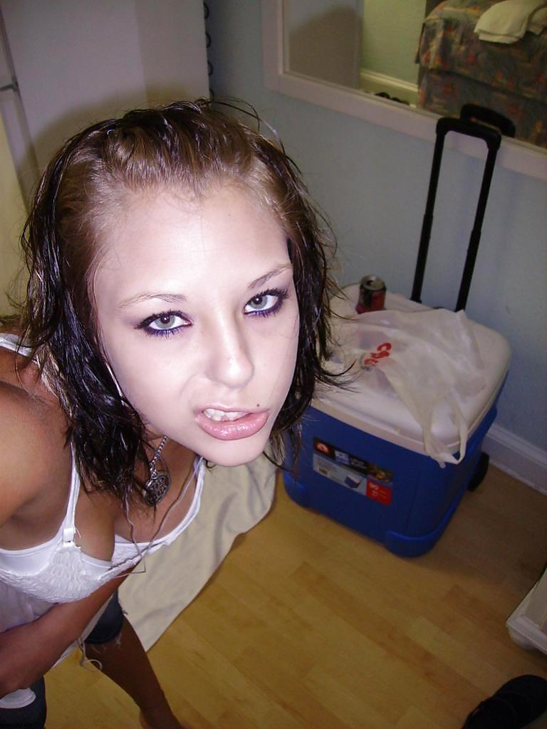 Fotos robadas - morena posando frente al espejo
 #35916034