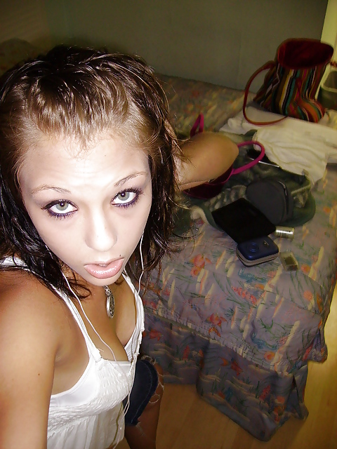 Fotos robadas - morena posando frente al espejo
 #35916044