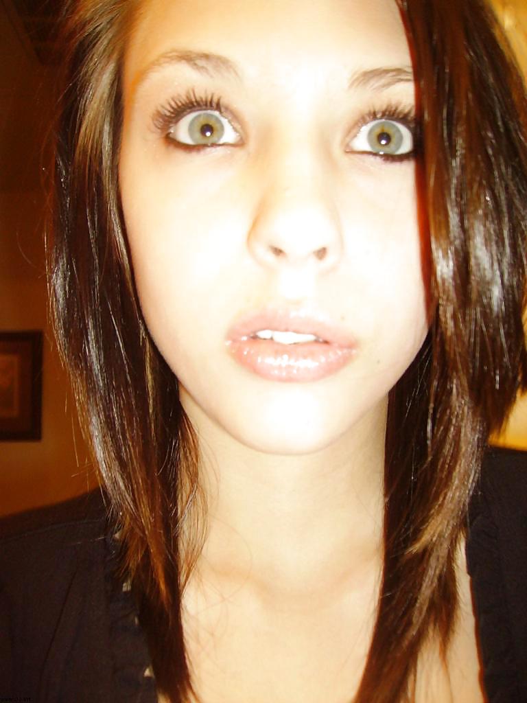 Fotos robadas - morena posando frente al espejo
 #35916051