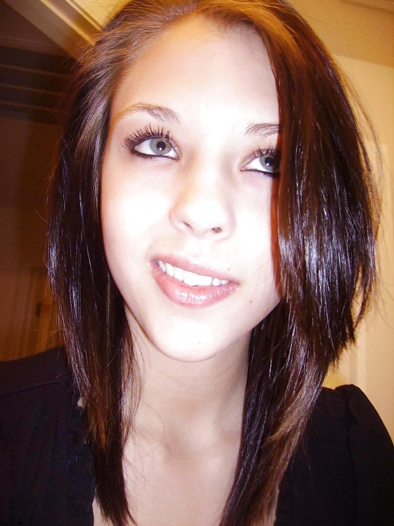 Fotos robadas - morena posando frente al espejo
 #35916054