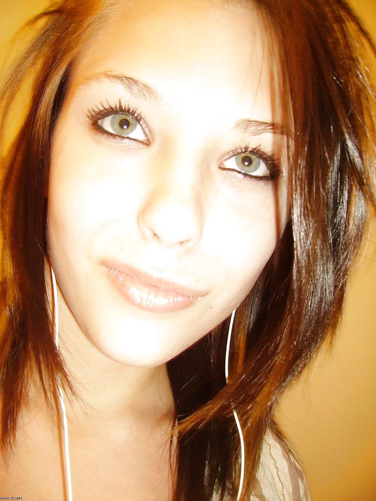 Fotos robadas - morena posando frente al espejo
 #35916075