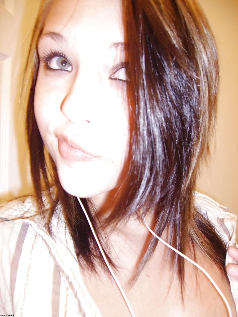 Fotos robadas - morena posando frente al espejo
 #35916084