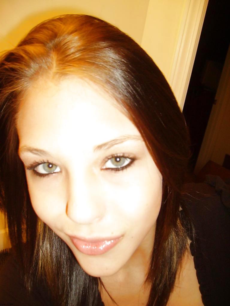 Fotos robadas - morena posando frente al espejo
 #35916092