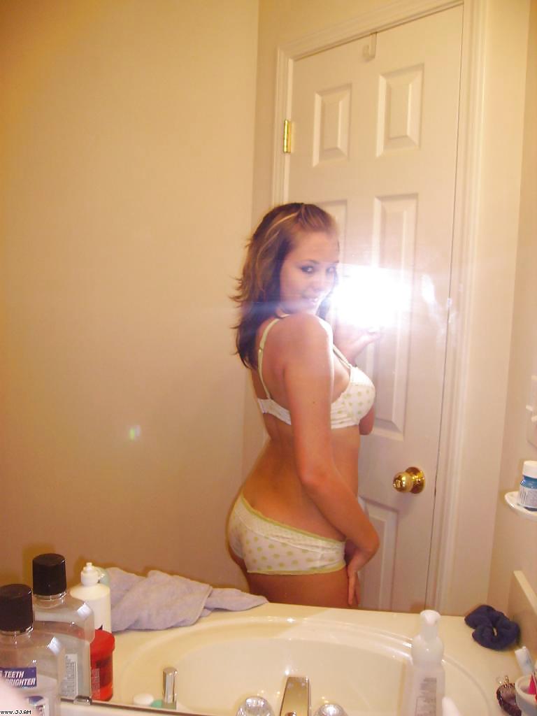 Fotos robadas - morena posando frente al espejo
 #35916106