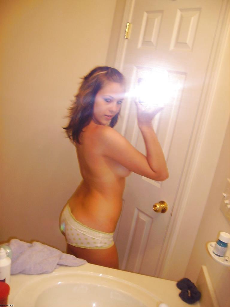 Fotos robadas - morena posando frente al espejo
 #35916118