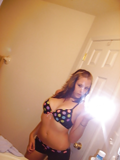 Fotos robadas - morena posando frente al espejo
 #35916126