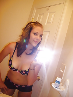 Fotos robadas - morena posando frente al espejo
 #35916131