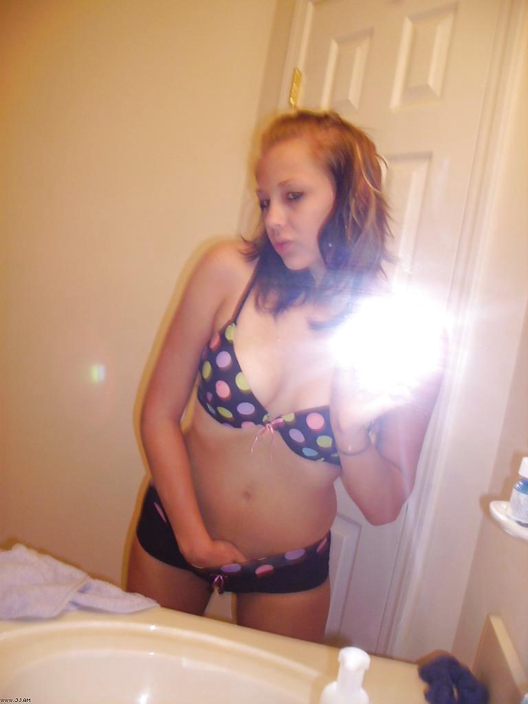 Fotos robadas - morena posando frente al espejo
 #35916133