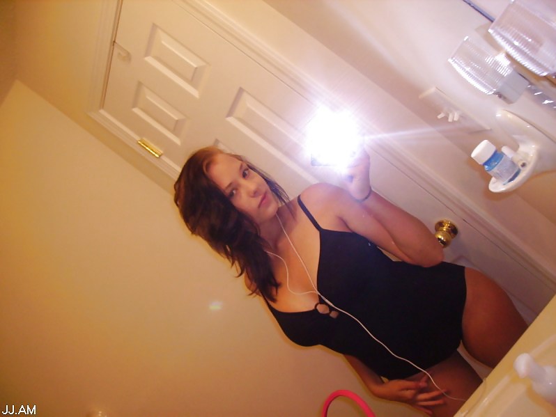 Fotos robadas - morena posando frente al espejo
 #35916135