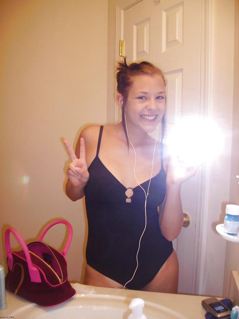 Fotos robadas - morena posando frente al espejo
 #35916138