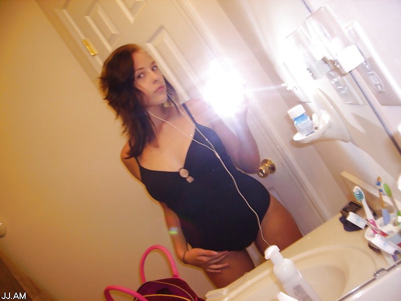 Fotos robadas - morena posando frente al espejo
 #35916142