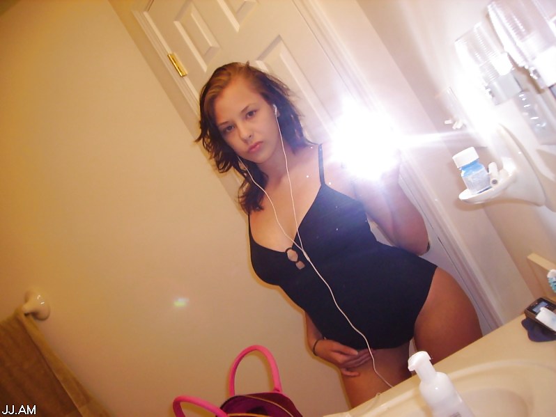 Fotos robadas - morena posando frente al espejo
 #35916144