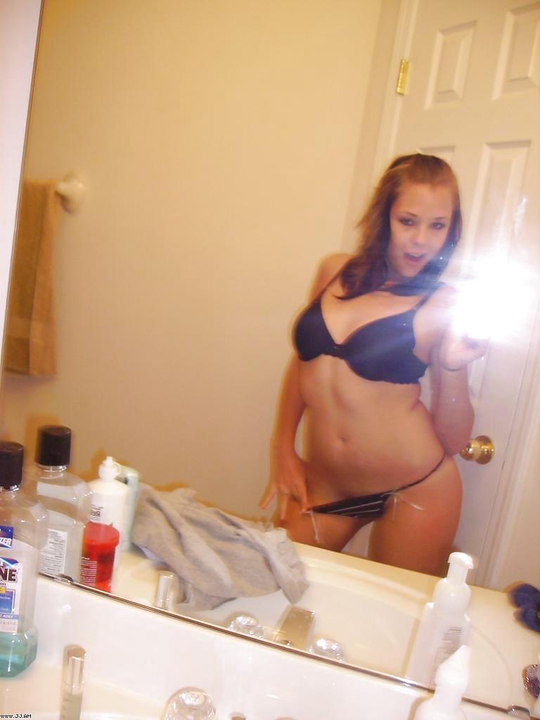 Fotos robadas - morena posando frente al espejo
 #35916151