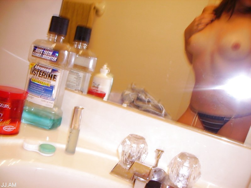 Fotos robadas - morena posando frente al espejo
 #35916165