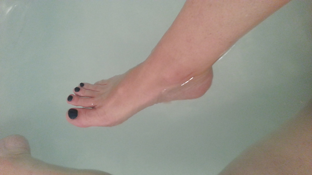 お風呂に入って足を見せたり、おまんこを剃ったりしています。
 #25847496