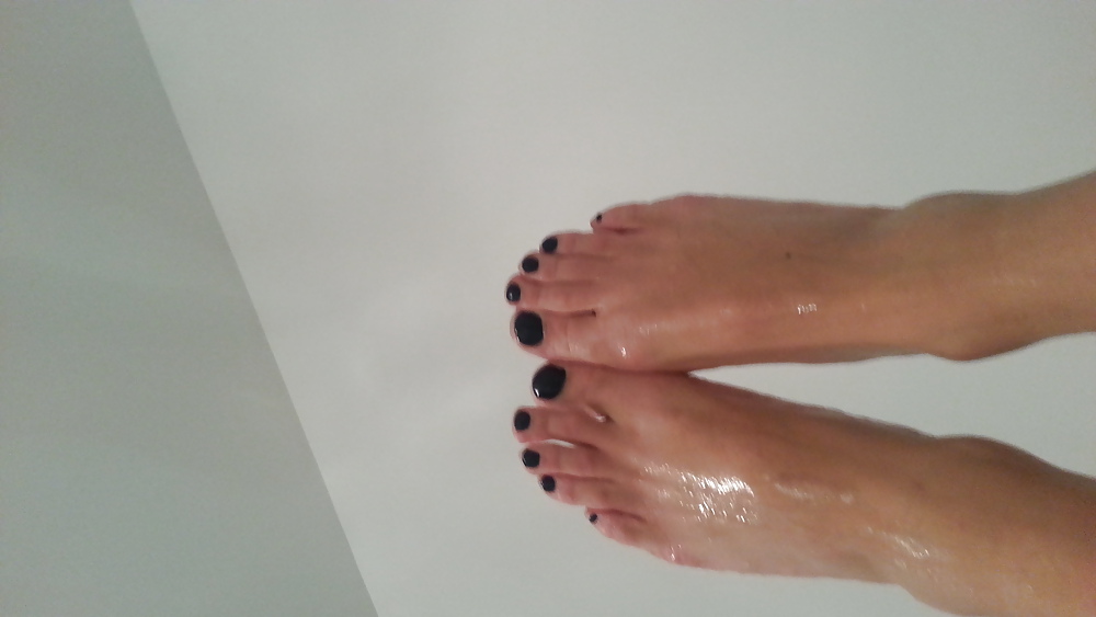 お風呂に入って足を見せたり、おまんこを剃ったりしています。
 #25847502