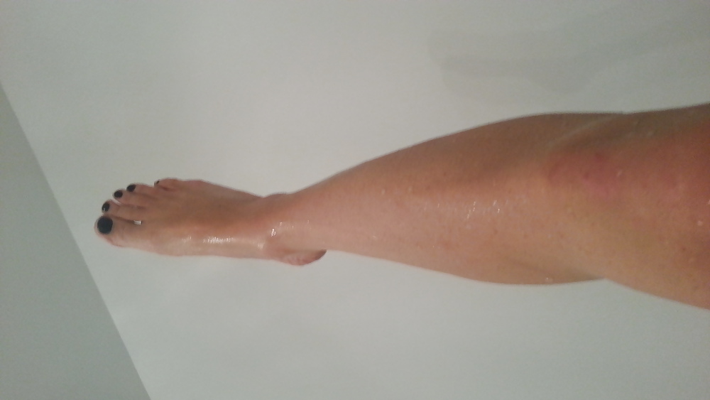 お風呂に入って足を見せたり、おまんこを剃ったりしています。
 #25847508