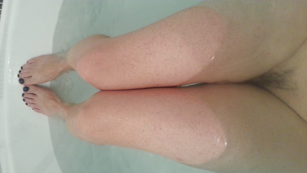 お風呂に入って足を見せたり、おまんこを剃ったりしています。
 #25847512