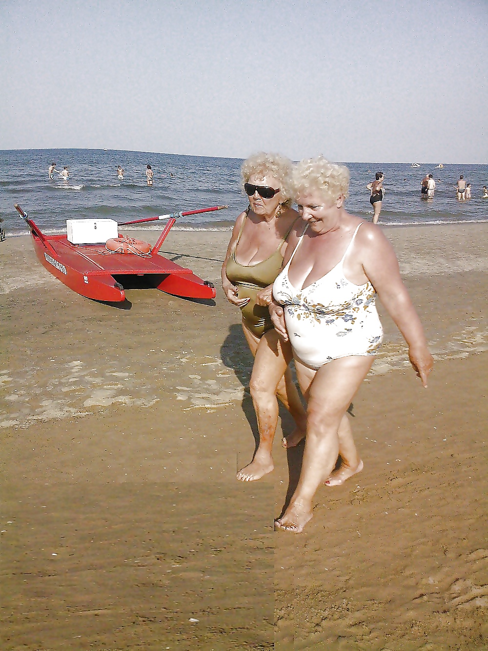 Vecchie signore con grandi tette in costume da bagno sulla spiaggia
 #38981331