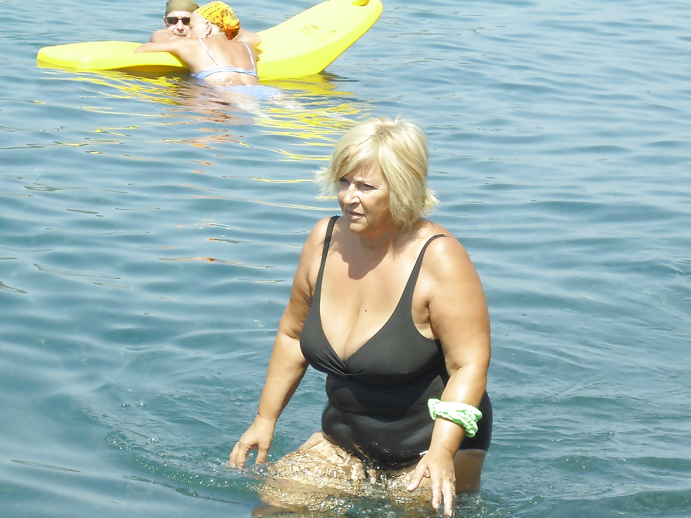 ビーチで水着を着た巨乳のおばさんたち
 #38981346