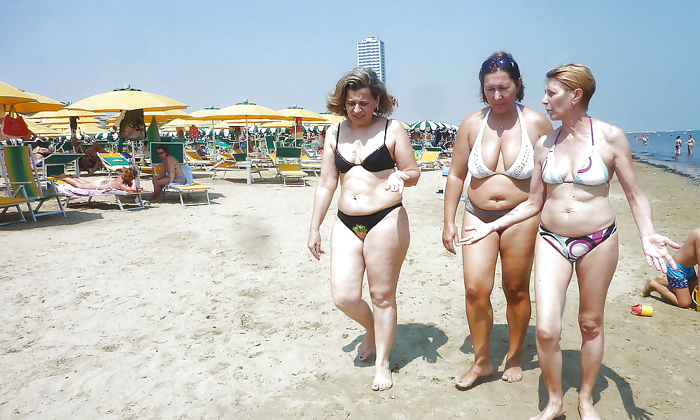 Alte Damen Mit Großen Titten In Einem Badeanzug Am Strand #38981373