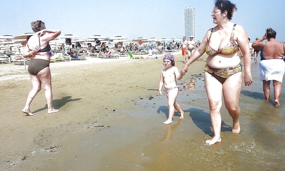 Alte Damen Mit Großen Titten In Einem Badeanzug Am Strand #38981383