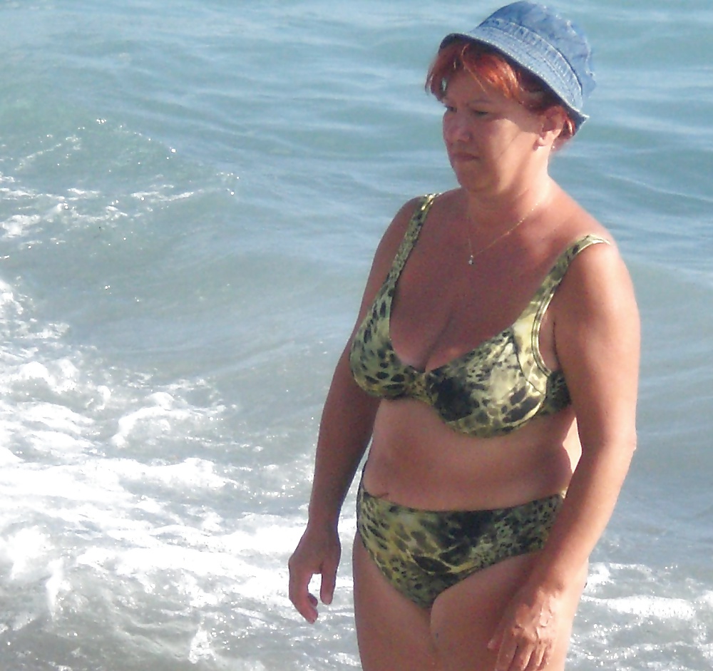 Alte Damen Mit Großen Titten In Einem Badeanzug Am Strand #38981456