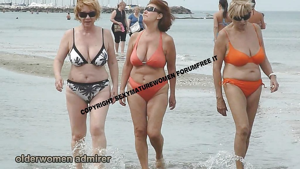Vecchie signore con grandi tette in costume da bagno sulla spiaggia
 #38981532