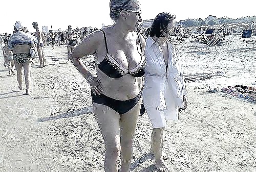 Vecchie signore con grandi tette in costume da bagno sulla spiaggia
 #38981668