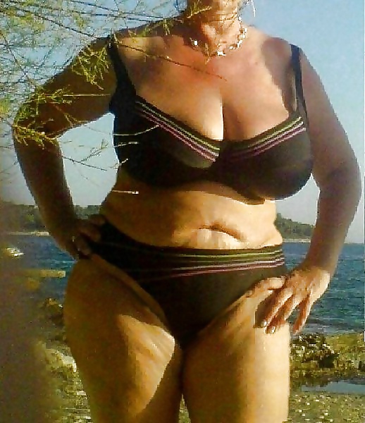 Vecchie signore con grandi tette in costume da bagno sulla spiaggia
 #38981679