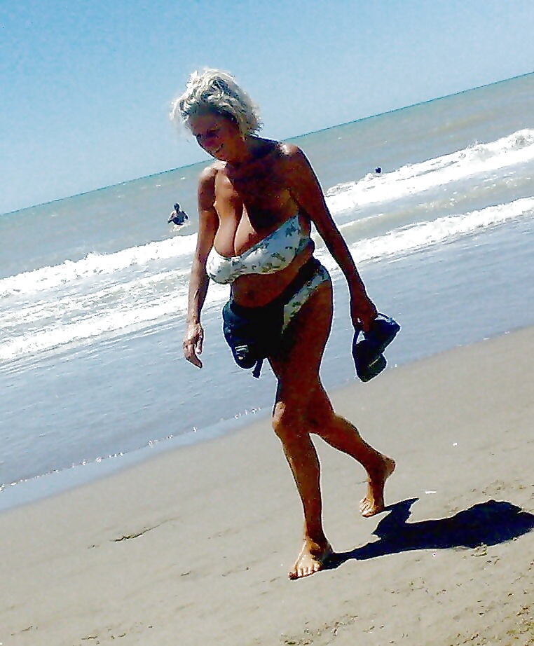 Vecchie signore con grandi tette in costume da bagno sulla spiaggia
 #38981728